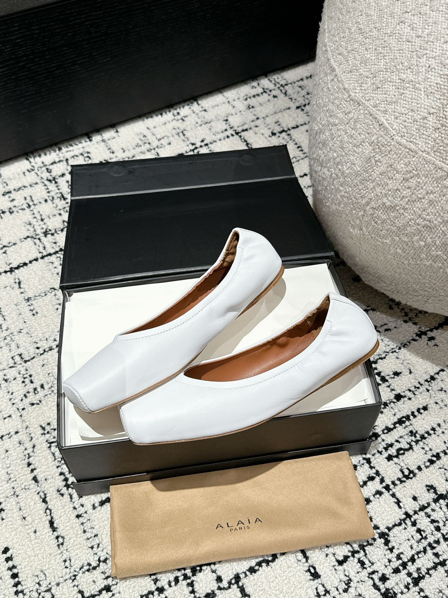 
  Alaia 2025走秀款方头芭蕾舞鞋
甜酷芭蕾风 人气超高的一款芭蕾舞鞋，浪漫又迷人 舒适百搭❗