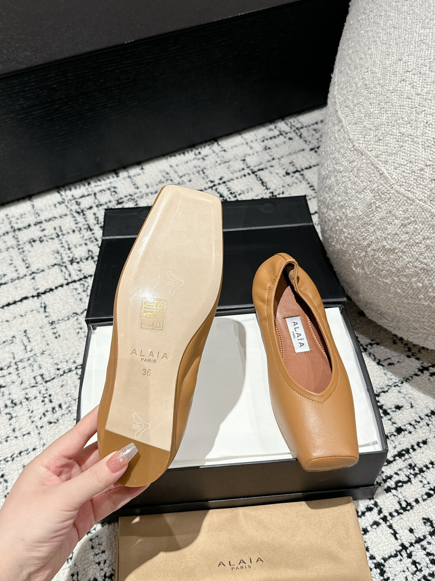 
  Alaia 2025走秀款方头芭蕾舞鞋
甜酷芭蕾风 人气超高的一款芭蕾舞鞋，浪漫又迷人 舒适百搭❗