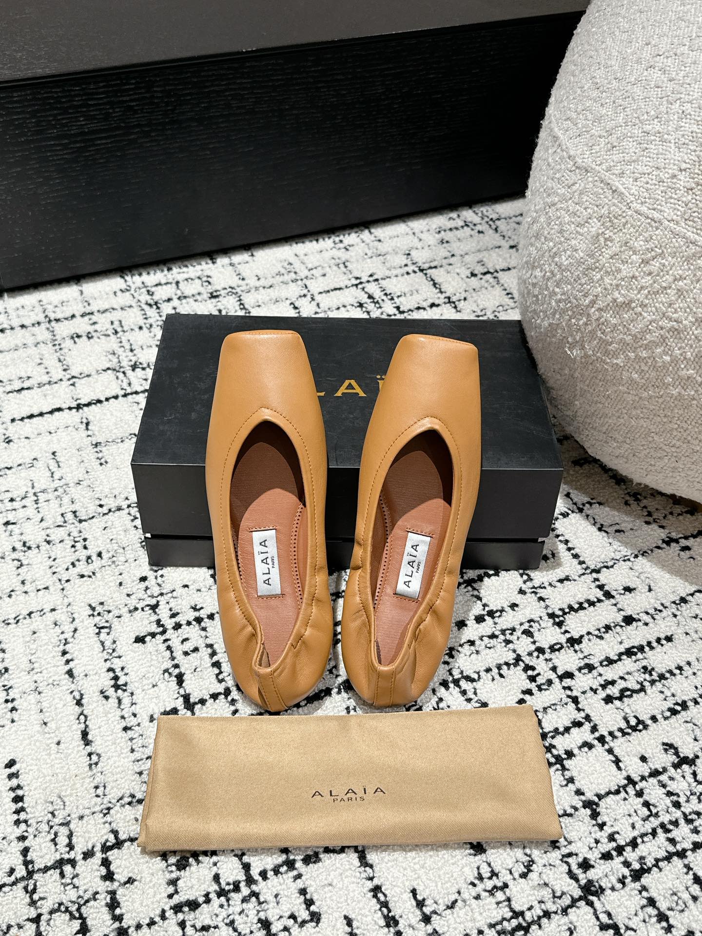 
  Alaia 2025走秀款方头芭蕾舞鞋
甜酷芭蕾风 人气超高的一款芭蕾舞鞋，浪漫又迷人 舒适百搭❗
