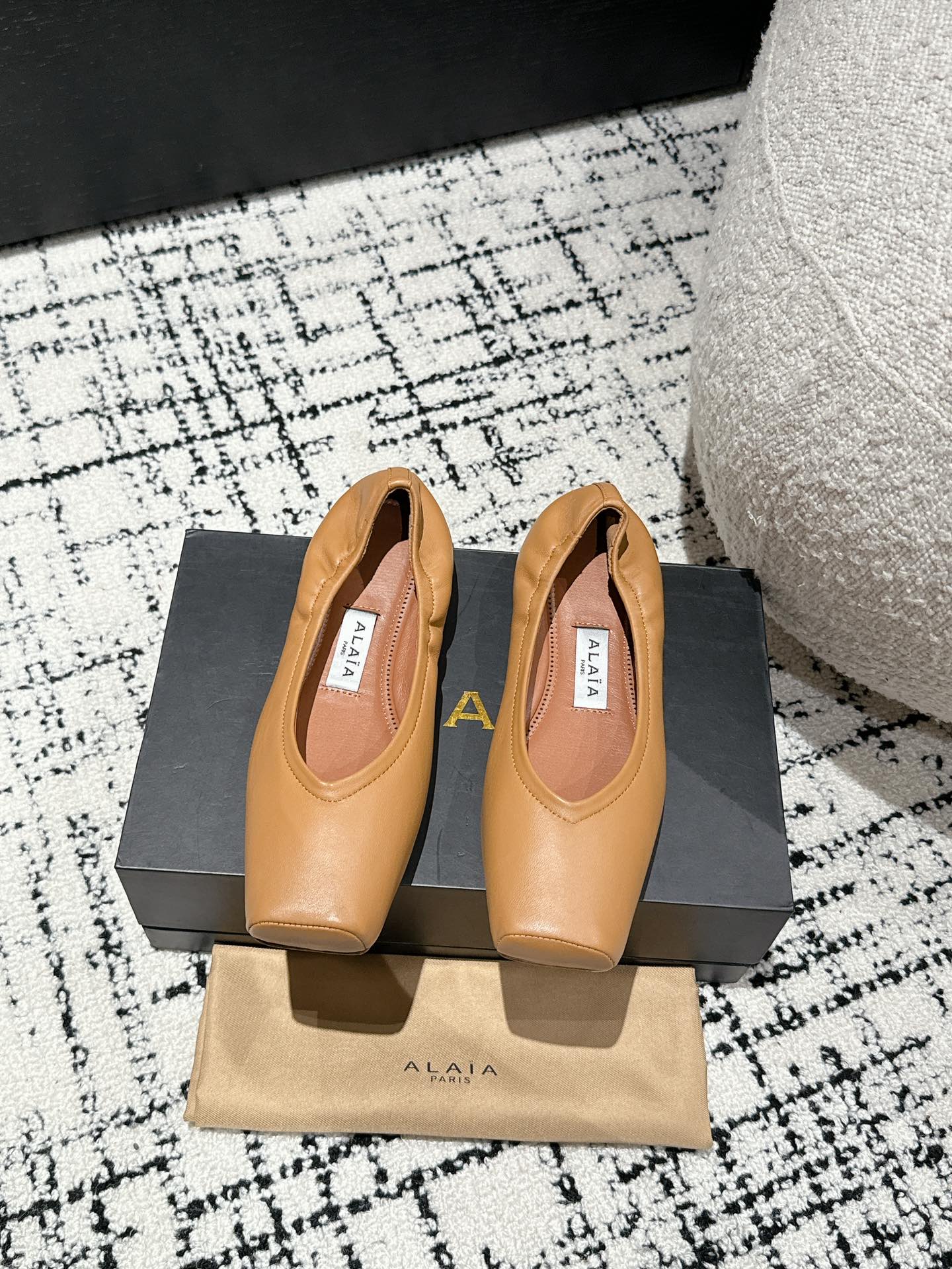 
  Alaia 2025走秀款方头芭蕾舞鞋
甜酷芭蕾风 人气超高的一款芭蕾舞鞋，浪漫又迷人 舒适百搭❗