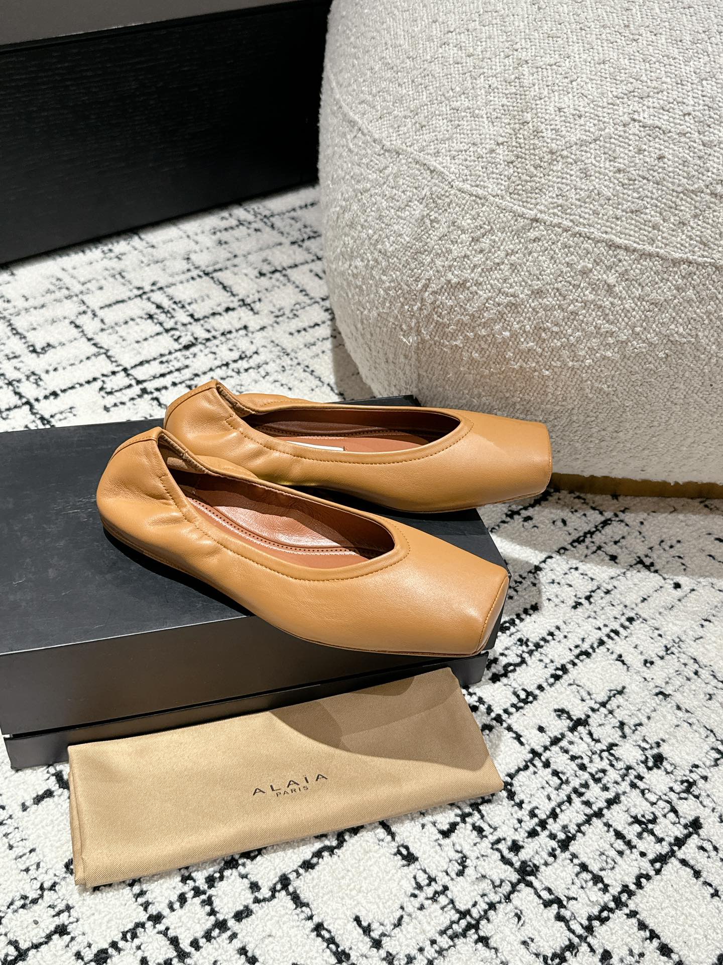 
  Alaia 2025走秀款方头芭蕾舞鞋
甜酷芭蕾风 人气超高的一款芭蕾舞鞋，浪漫又迷人 舒适百搭❗