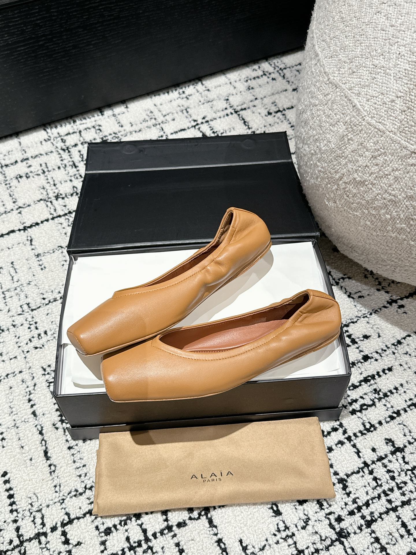 
  Alaia 2025走秀款方头芭蕾舞鞋
甜酷芭蕾风 人气超高的一款芭蕾舞鞋，浪漫又迷人 舒适百搭❗