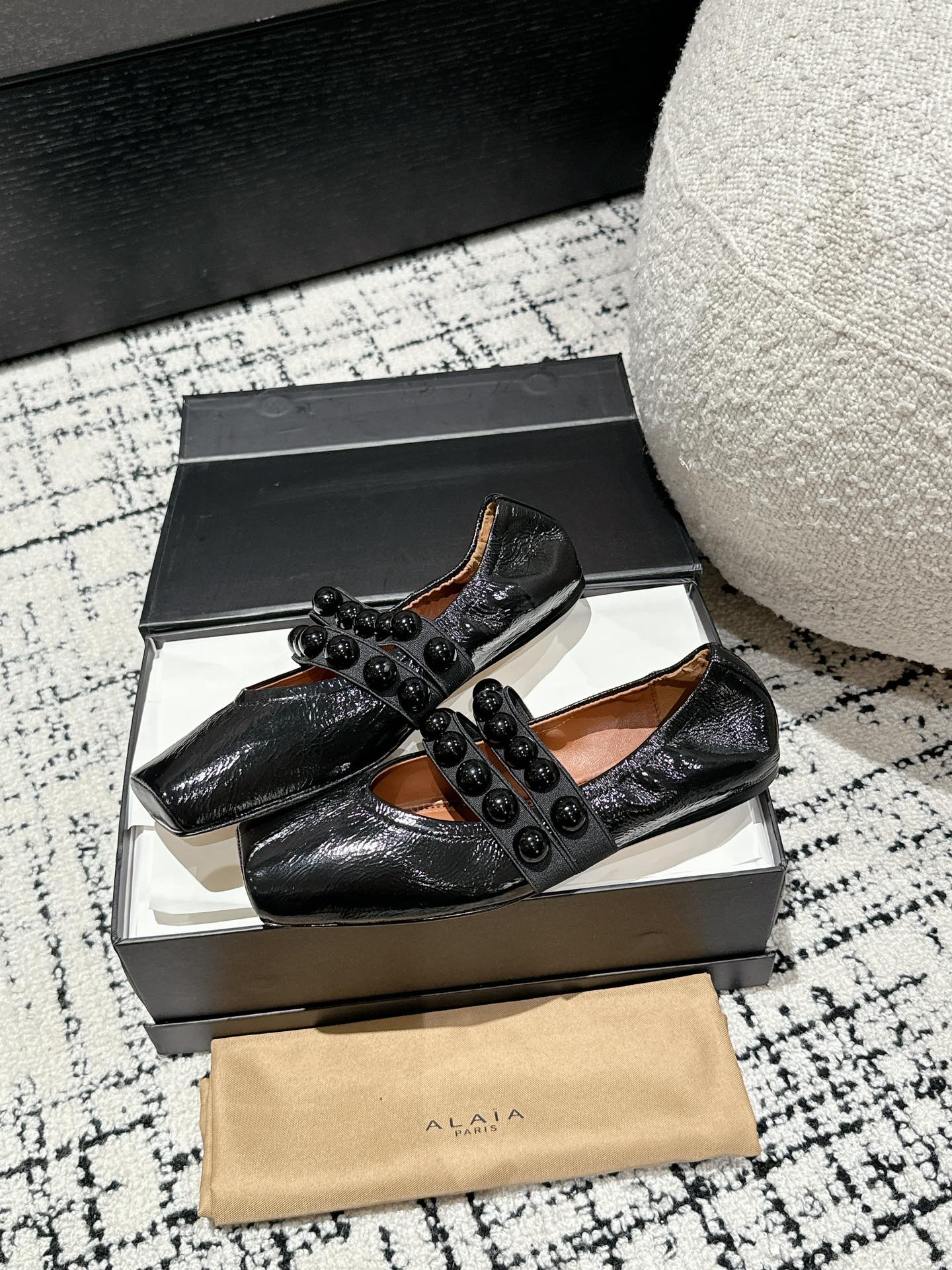 
  Alaia 2025走秀款方头芭蕾舞鞋
甜酷芭蕾风 人气超高的一款芭蕾舞鞋，浪漫又迷人 舒适百搭❗