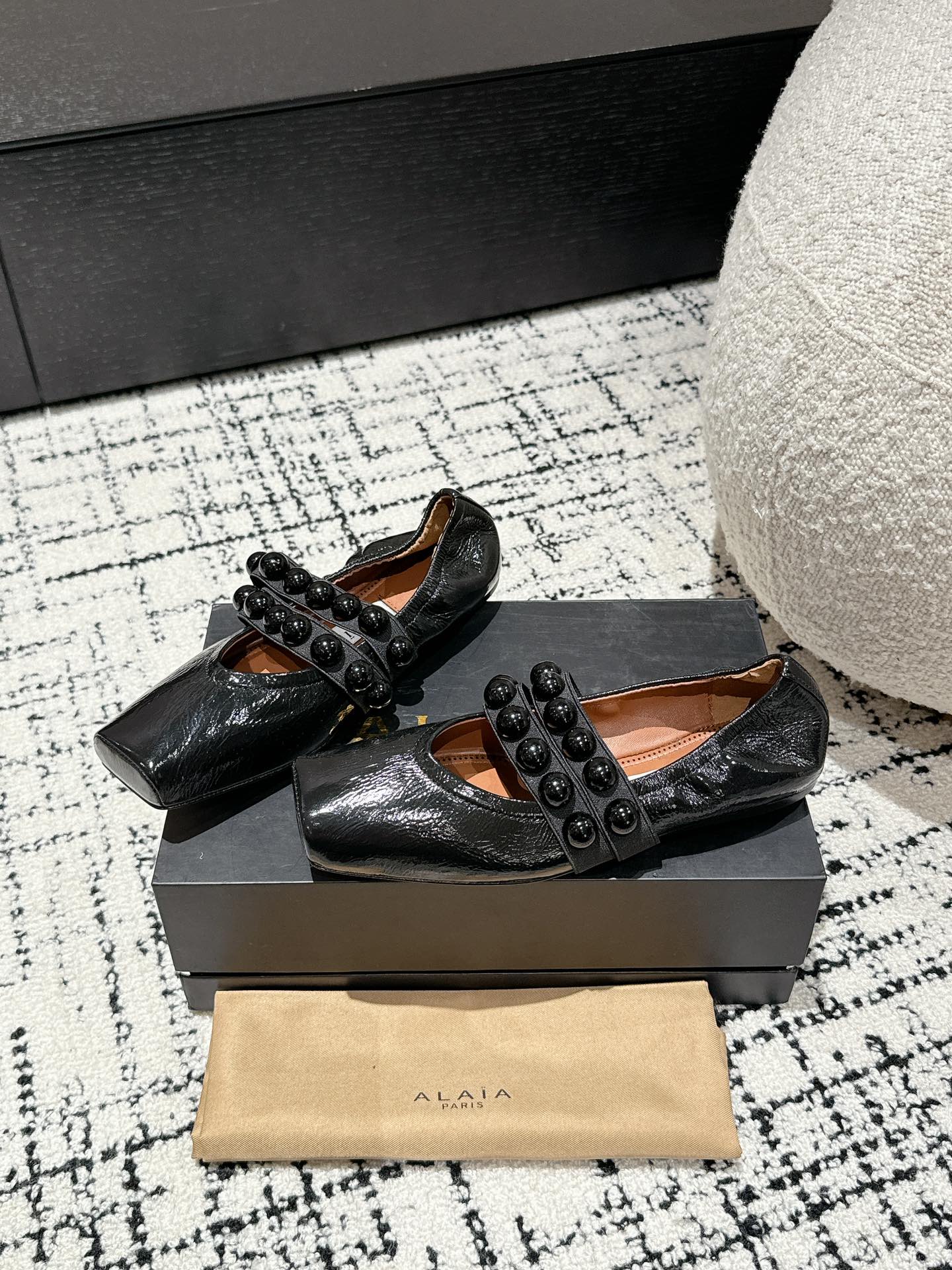 
  Alaia 2025走秀款方头芭蕾舞鞋
甜酷芭蕾风 人气超高的一款芭蕾舞鞋，浪漫又迷人 舒适百搭❗