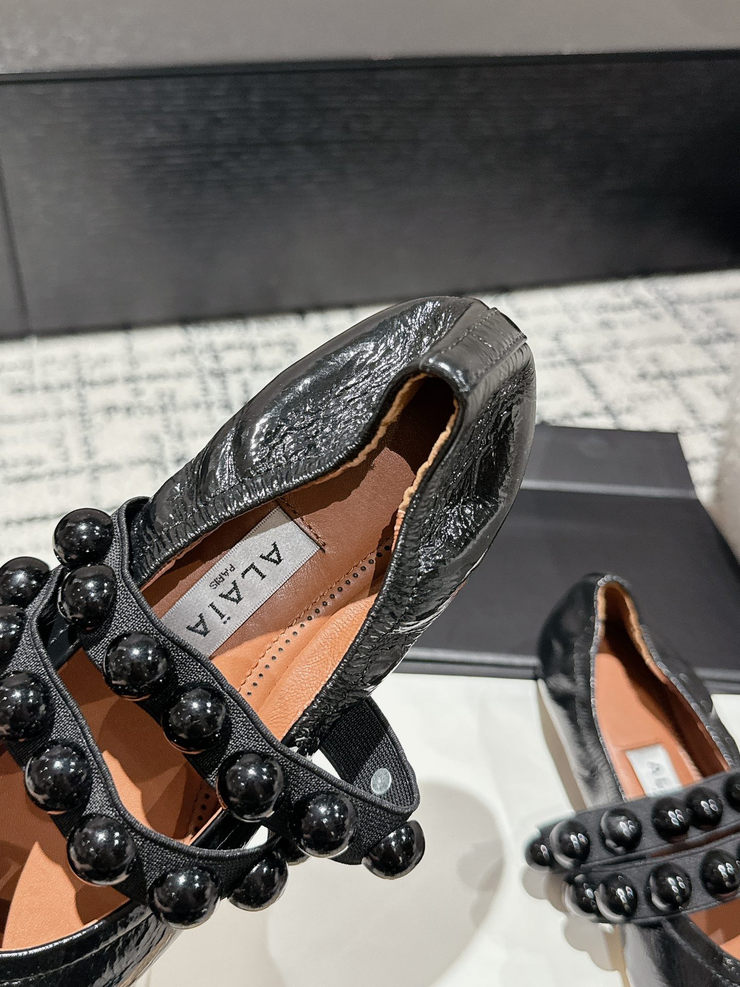 
  Alaia 2025走秀款方头芭蕾舞鞋
甜酷芭蕾风 人气超高的一款芭蕾舞鞋，浪漫又迷人 舒适百搭❗
