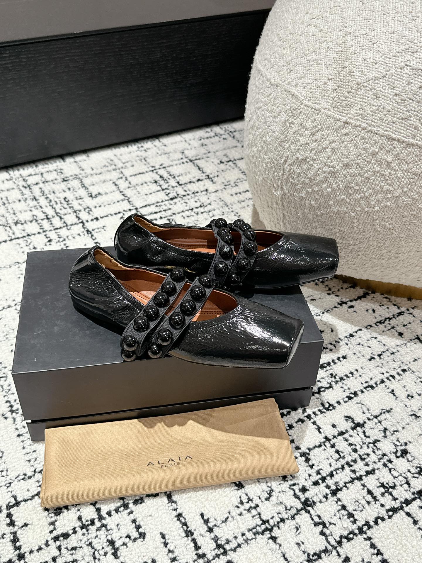 
  Alaia 2025走秀款方头芭蕾舞鞋
甜酷芭蕾风 人气超高的一款芭蕾舞鞋，浪漫又迷人 舒适百搭❗