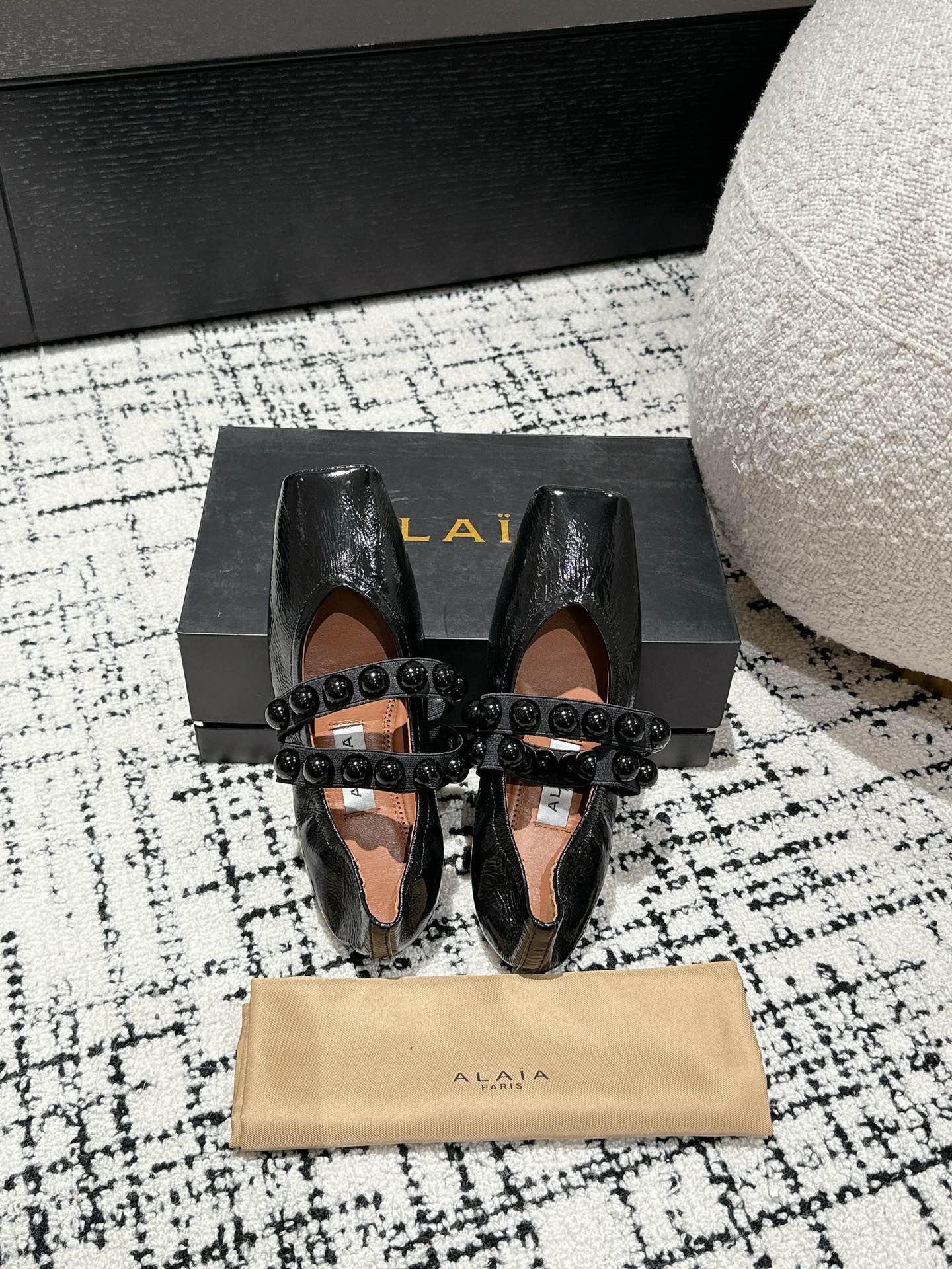 
  Alaia 2025走秀款方头芭蕾舞鞋
甜酷芭蕾风 人气超高的一款芭蕾舞鞋，浪漫又迷人 舒适百搭❗