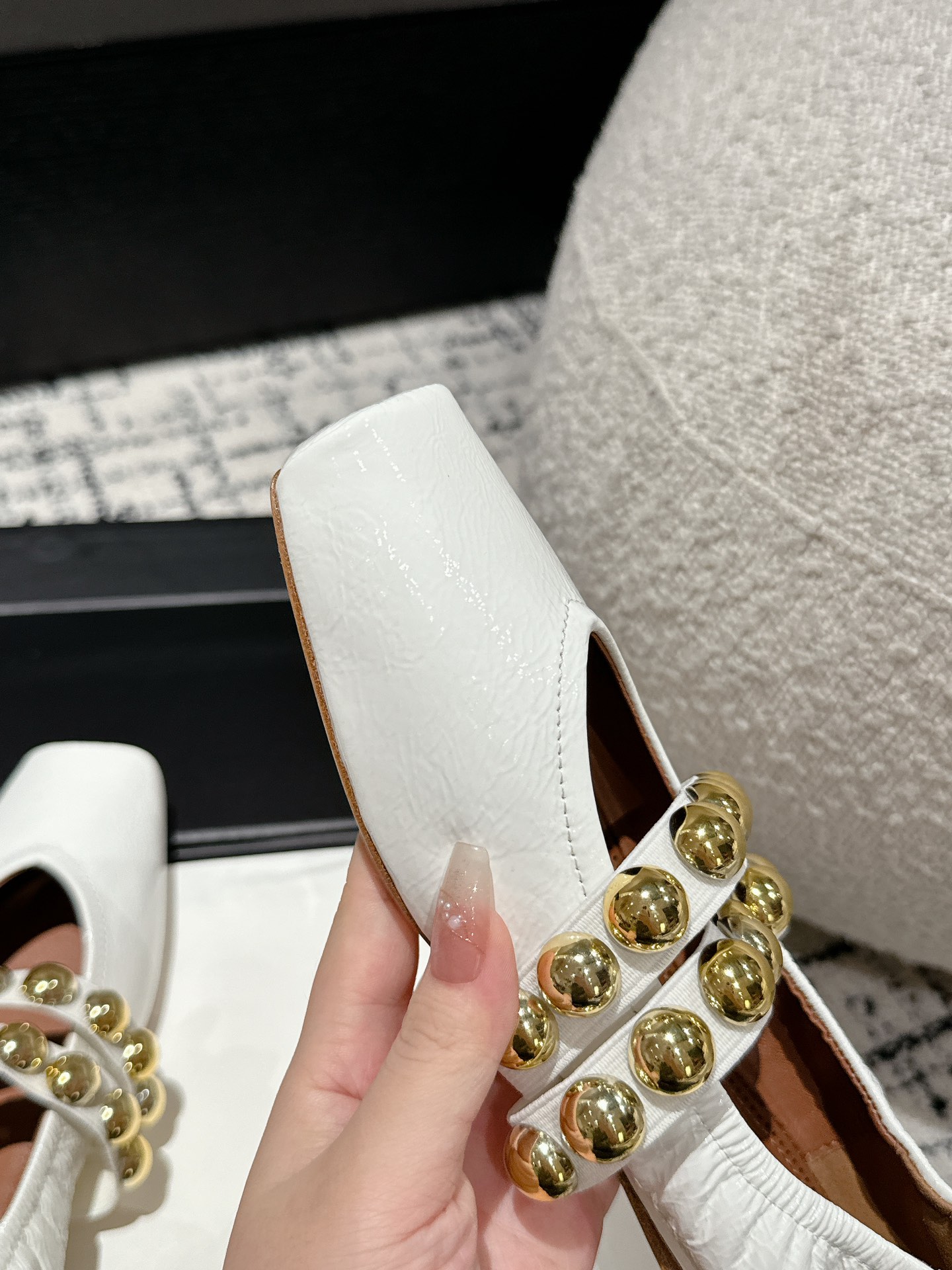 
  Alaia 2025走秀款方头芭蕾舞鞋
甜酷芭蕾风 人气超高的一款芭蕾舞鞋，浪漫又迷人 舒适百搭❗