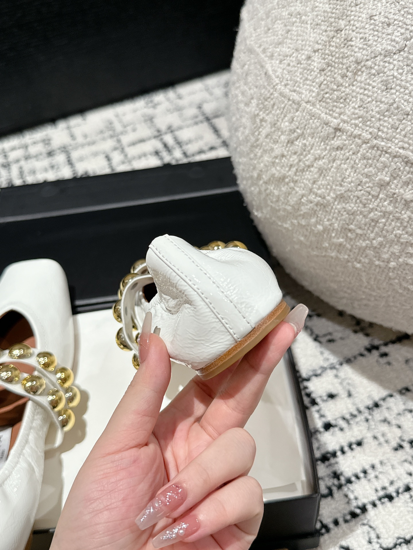 
  Alaia 2025走秀款方头芭蕾舞鞋
甜酷芭蕾风 人气超高的一款芭蕾舞鞋，浪漫又迷人 舒适百搭❗
