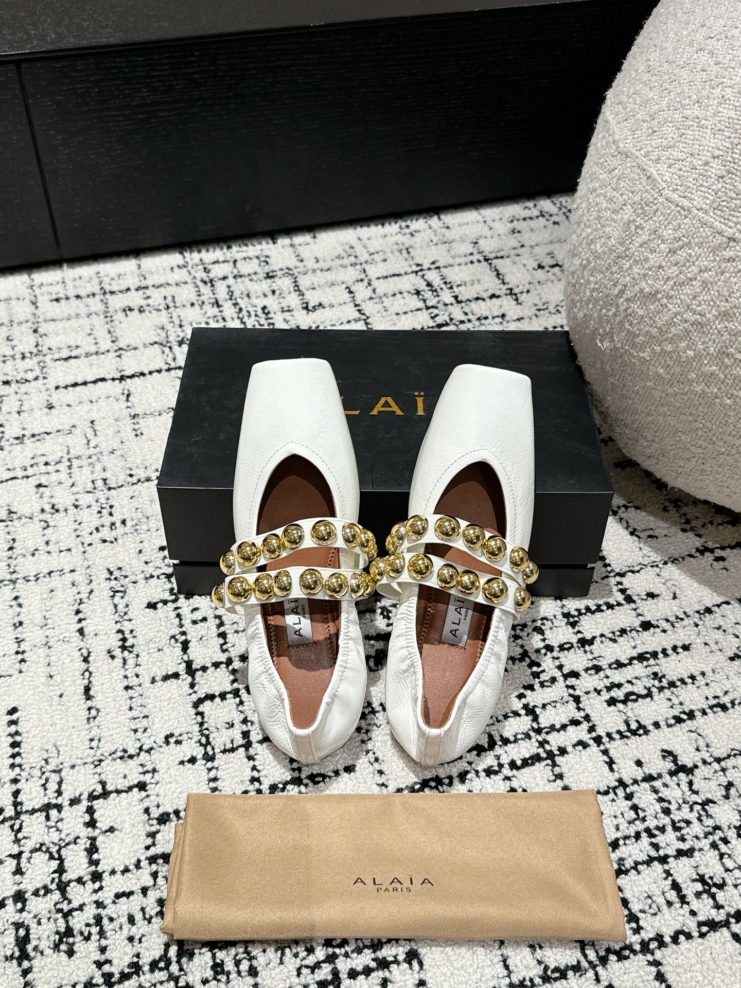 
  Alaia 2025走秀款方头芭蕾舞鞋
甜酷芭蕾风 人气超高的一款芭蕾舞鞋，浪漫又迷人 舒适百搭❗