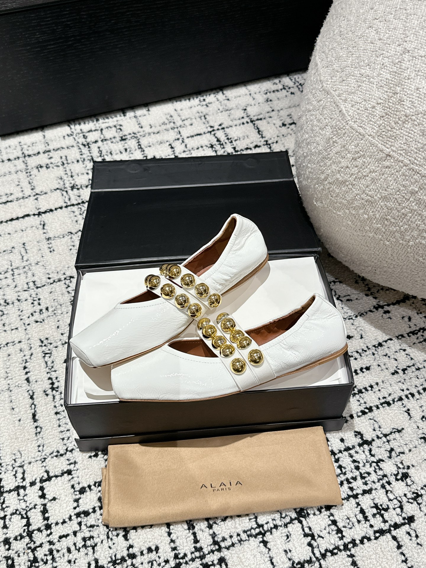 
  Alaia 2025走秀款方头芭蕾舞鞋
甜酷芭蕾风 人气超高的一款芭蕾舞鞋，浪漫又迷人 舒适百搭❗