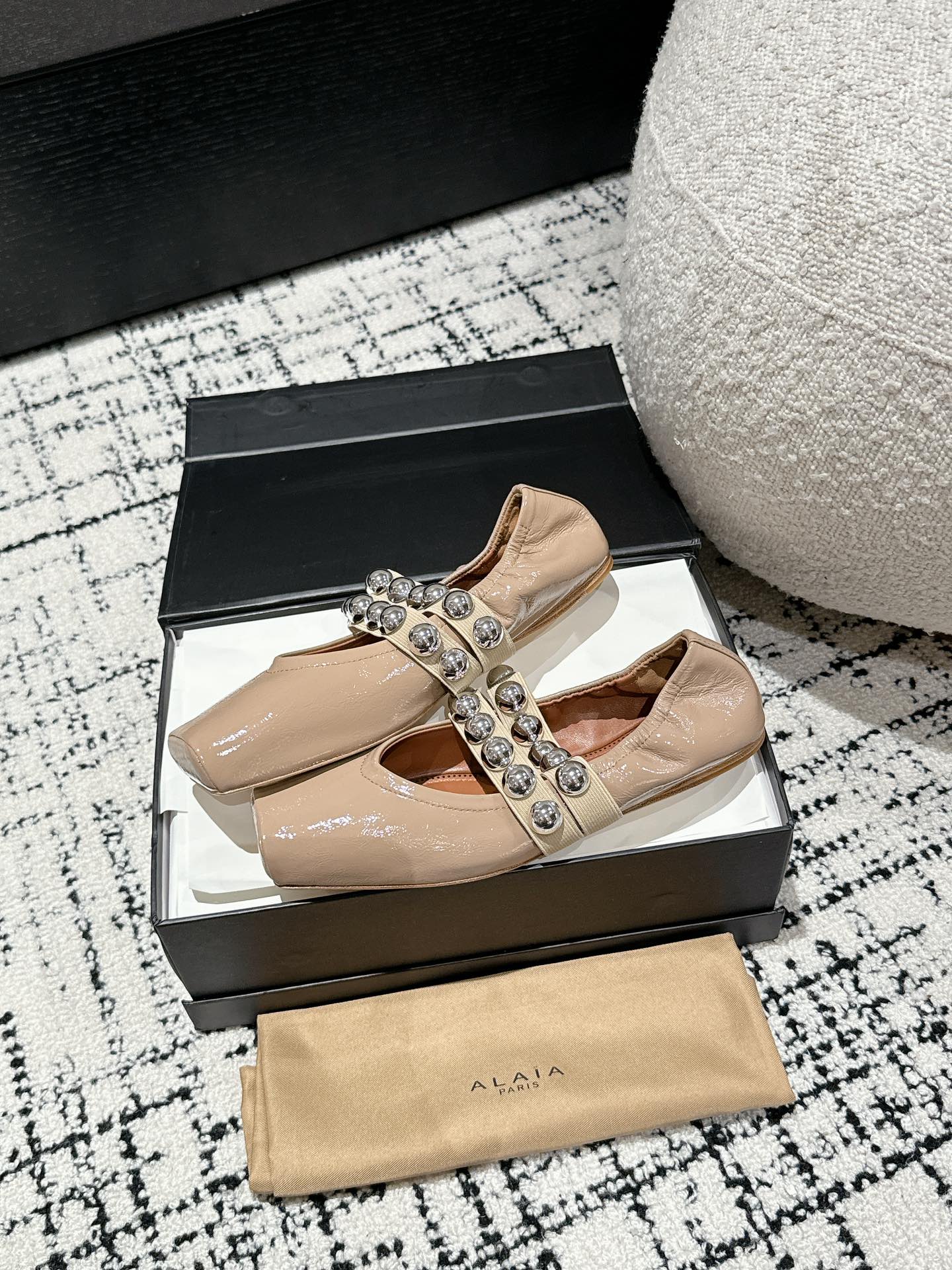 
  Alaia 2025走秀款方头芭蕾舞鞋
甜酷芭蕾风 人气超高的一款芭蕾舞鞋，浪漫又迷人 舒适百搭❗