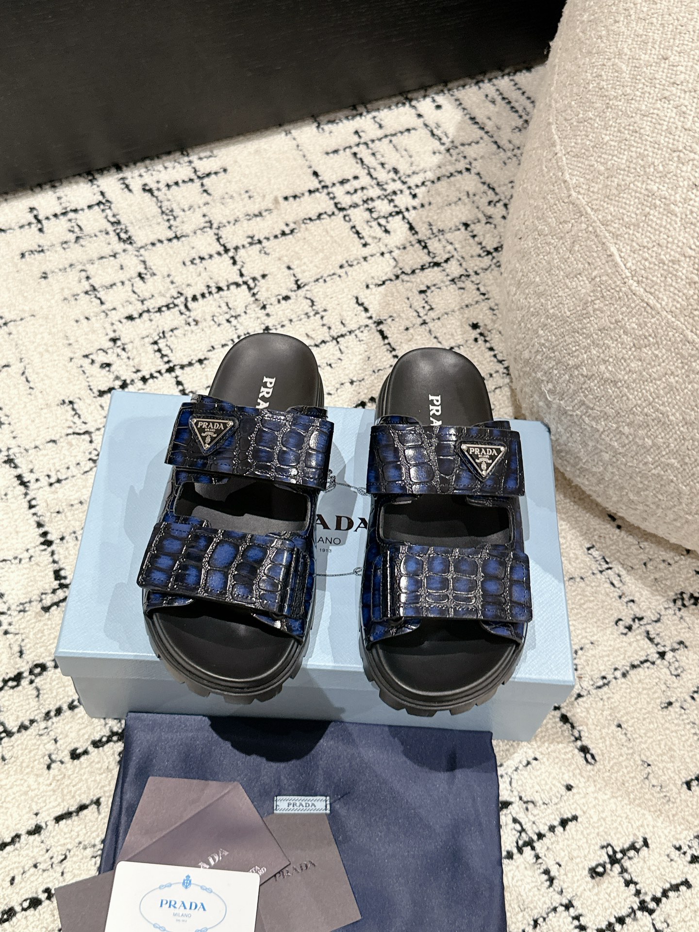 NO:786473,Men #couples Prada Prada classic thick-soled Velcro slippers Prada's thick-soled slippers are very popular this year. They can be worn (increased) and casual, and the refreshing performance is enough to express the control of every detail of the shoes. Fabric imported cowhide, lining cowhide size 35-45 (40 for women, 45 for men, custom-made, non-refundable), slippers, prada, prada, slippers, cowhide19860909男 #情侣款 Prada 普拉达 经典 厚底魔术贴一字拖鞋 Prada这款厚底拖鞋今年非常爆,穿上（增高）休闲两不误,清爽的表现足以表达对鞋子的个个细节的把控. 面料进口牛皮 内里牛皮 size35-45（女40男45订做不退换）,拖鞋,prada,prada,slippers,cowhide,Women's Shoes