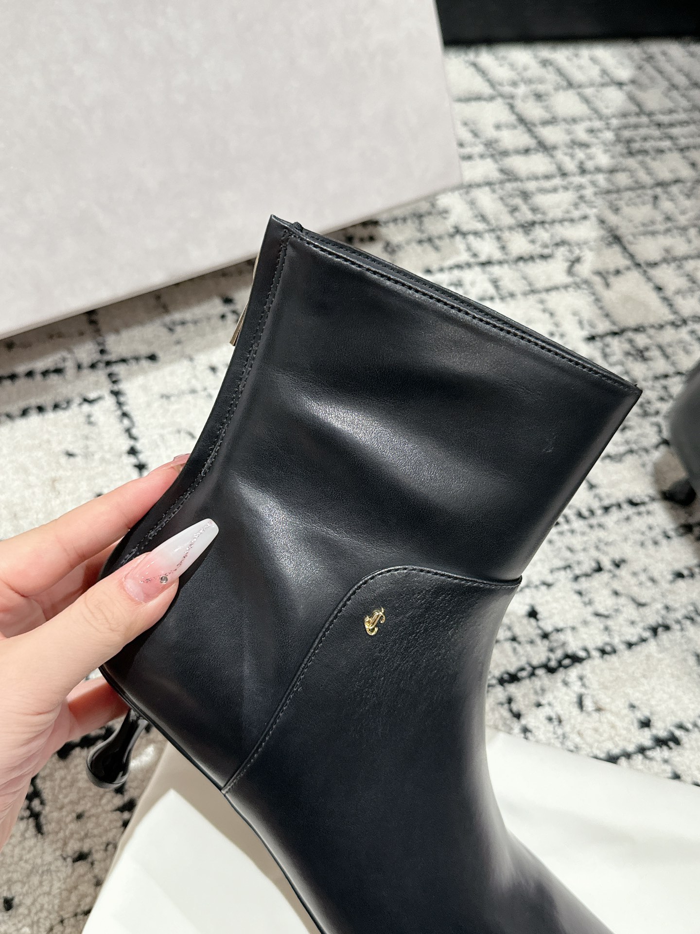Jimmy CHOO Classic Waterdrops and Boots Series: Luxury Footwear Details and Materials. - 图片 7