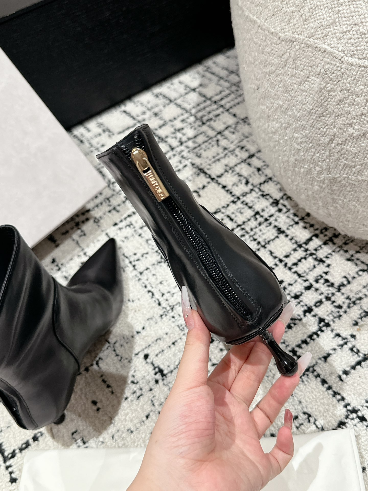 Jimmy CHOO Classic Waterdrops and Boots Series: Luxury Footwear Details and Materials. - 图片 6