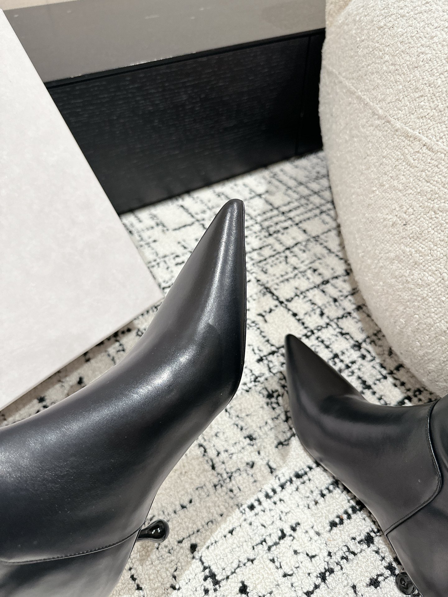 Jimmy CHOO Classic Shoes Series: Elegant Design with Premium Materials and Comfort Features - 图片 6