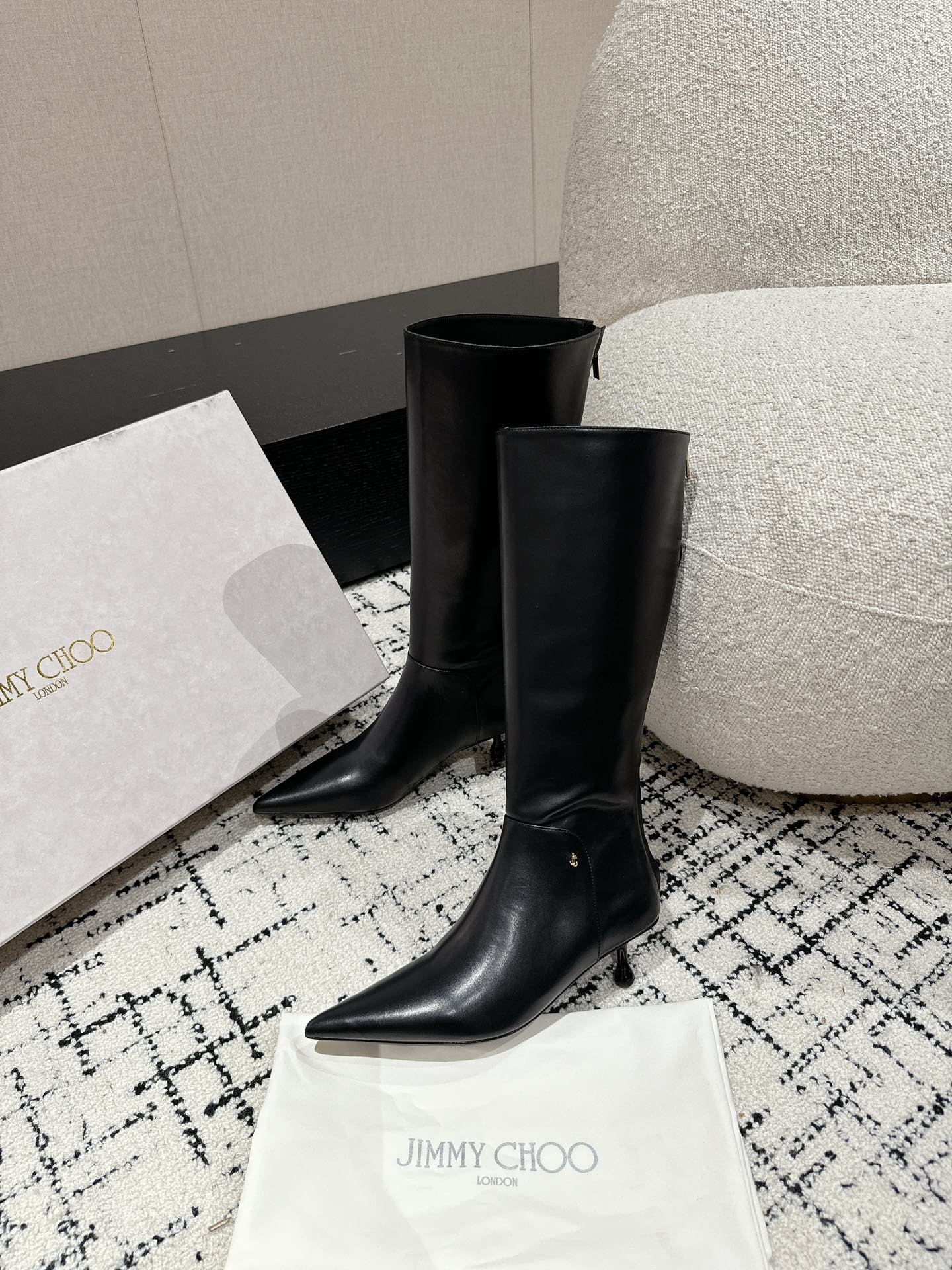 Jimmy CHOO Classic Shoes Series: Elegant Design with Premium Materials and Comfort Features - 图片 4