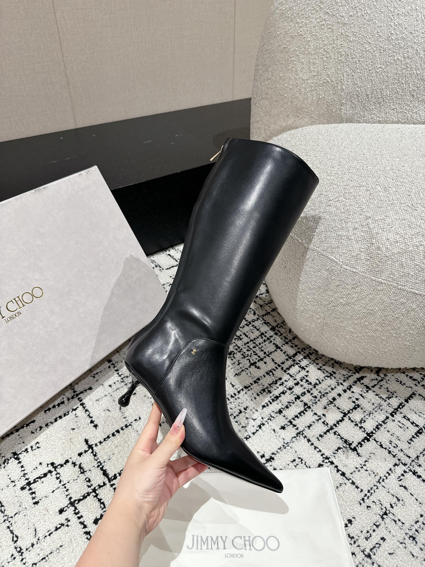 Jimmy CHOO Classic Shoes Series: Elegant Design with Premium Materials and Comfort Features - 图片 5