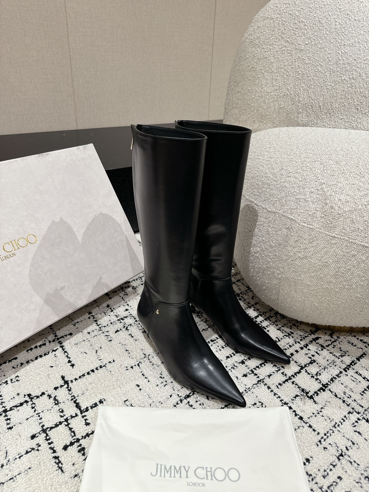 Jimmy CHOO Classic Shoes Series: Elegant Design with Premium Materials and Comfort Features - 图片 3