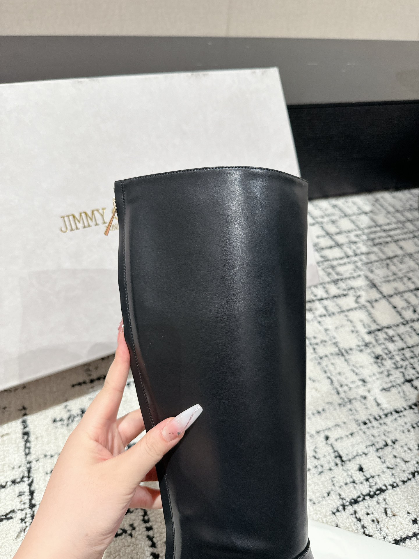 Jimmy CHOO Classic Shoes Series: Elegant Design with Premium Materials and Comfort Features - 图片 8