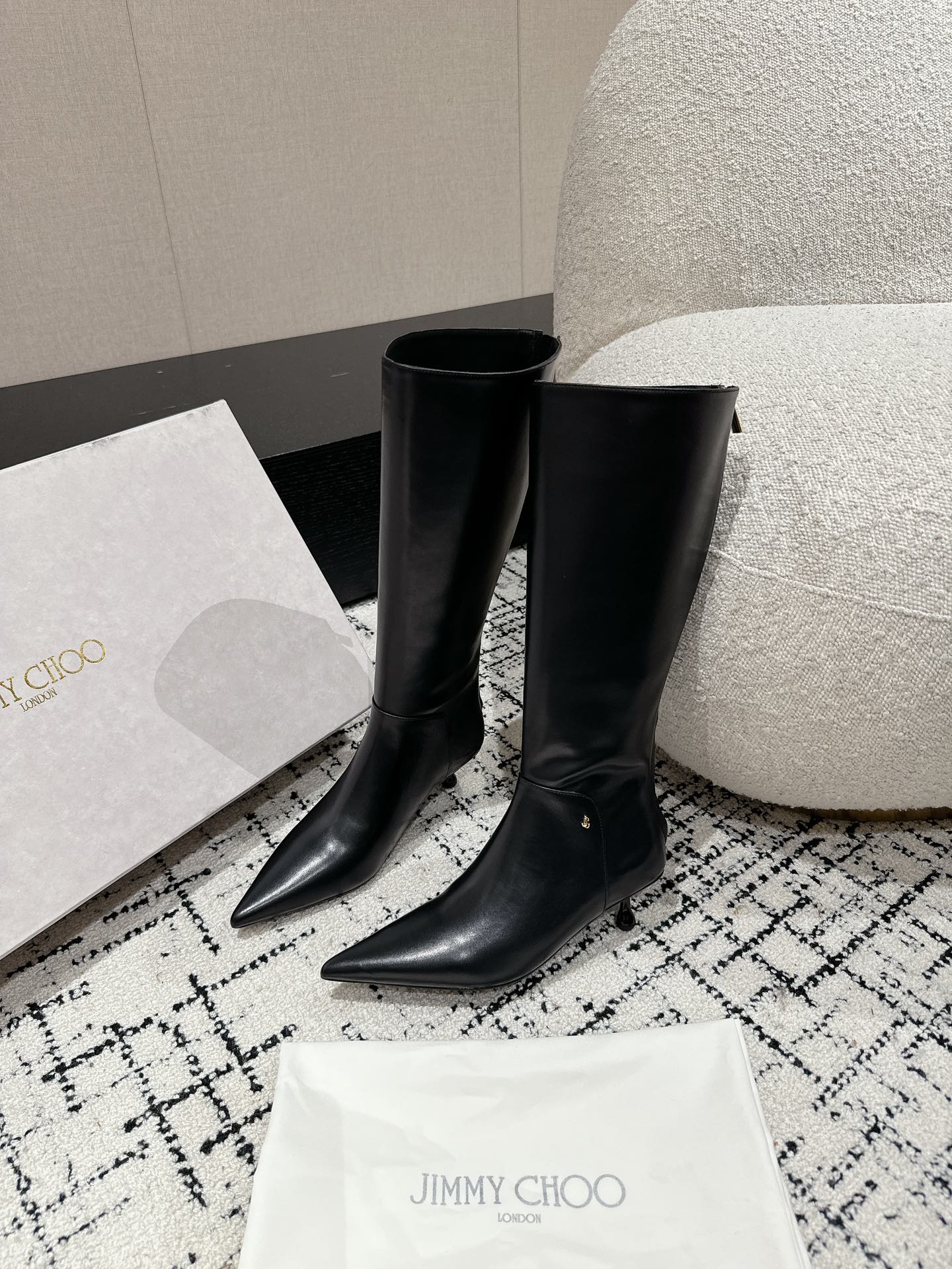 Jimmy CHOO Classic Shoes Series: Elegant Design with Premium Materials and Comfort Features