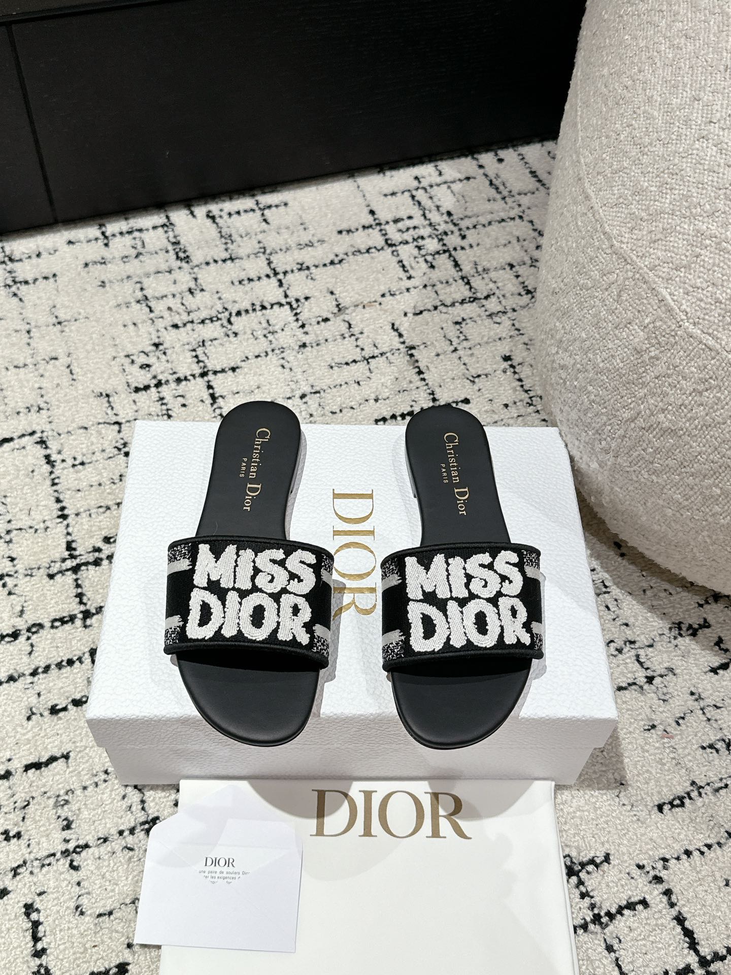 Haut
 Dior Chaussures Pantoufles Noir Rose pâle Couleur rose Broderie de fleurs Coton Fashion Peu importe