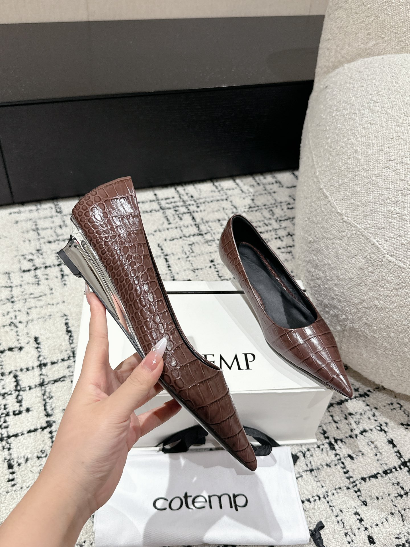 “750 Cotemp Pointy Hill Heel Shoe Series: Crafted with Silk Embroidery for Metallic Light” - 图片 5