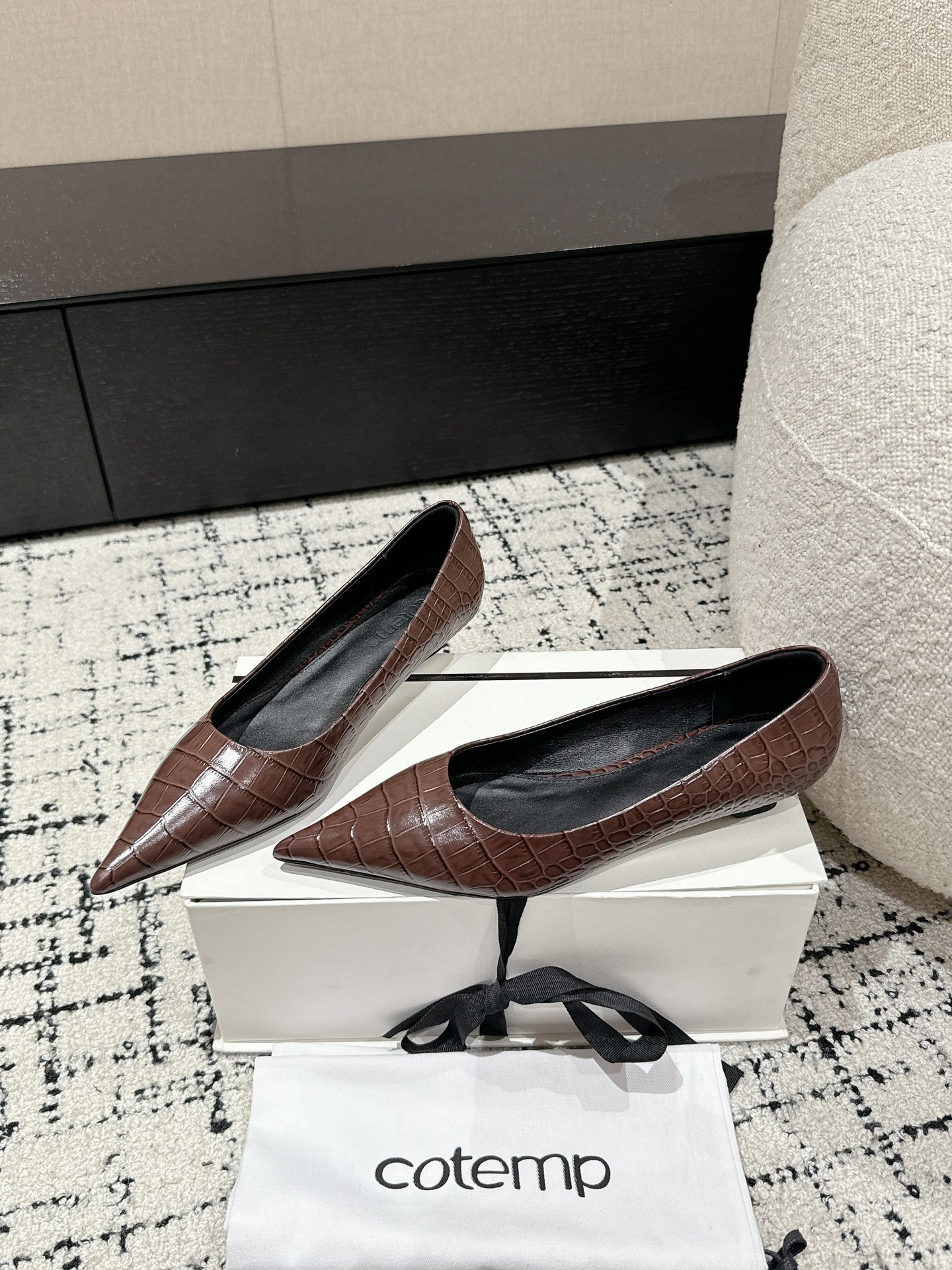 “750 Cotemp Pointy Hill Heel Shoe Series: Crafted with Silk Embroidery for Metallic Light” - 图片 3