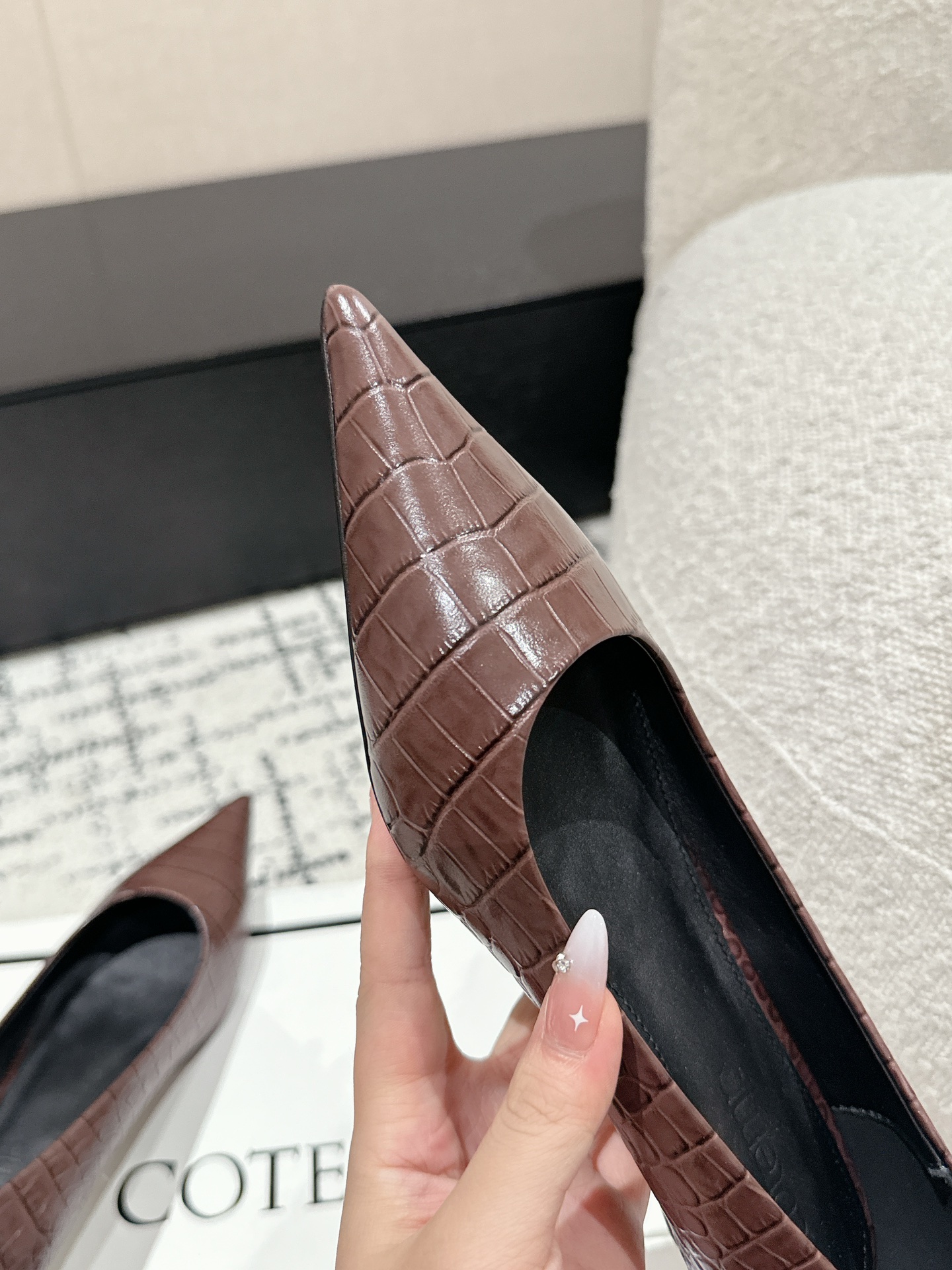 “750 Cotemp Pointy Hill Heel Shoe Series: Crafted with Silk Embroidery for Metallic Light” - 图片 6