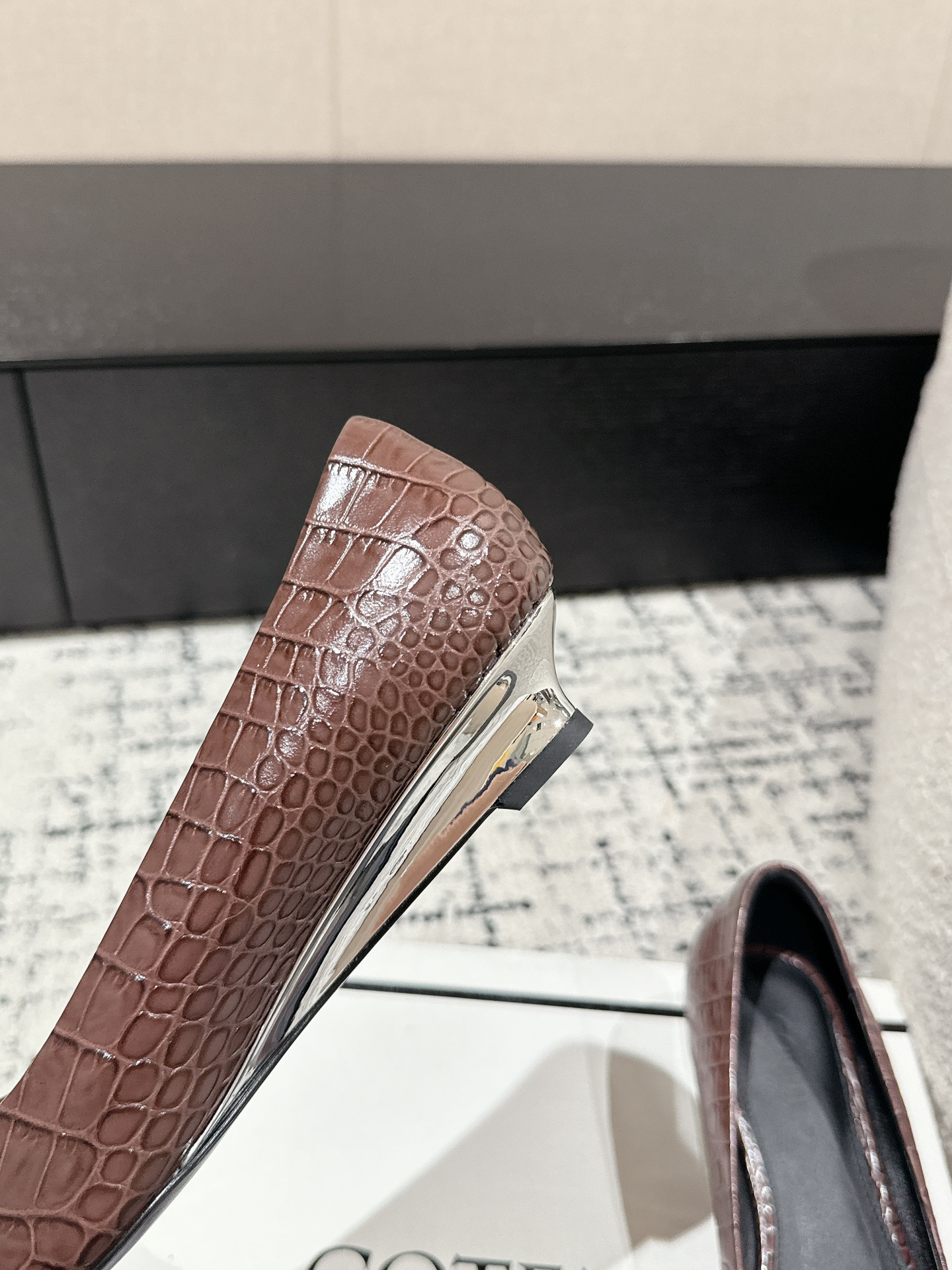 “750 Cotemp Pointy Hill Heel Shoe Series: Crafted with Silk Embroidery for Metallic Light” - 图片 8
