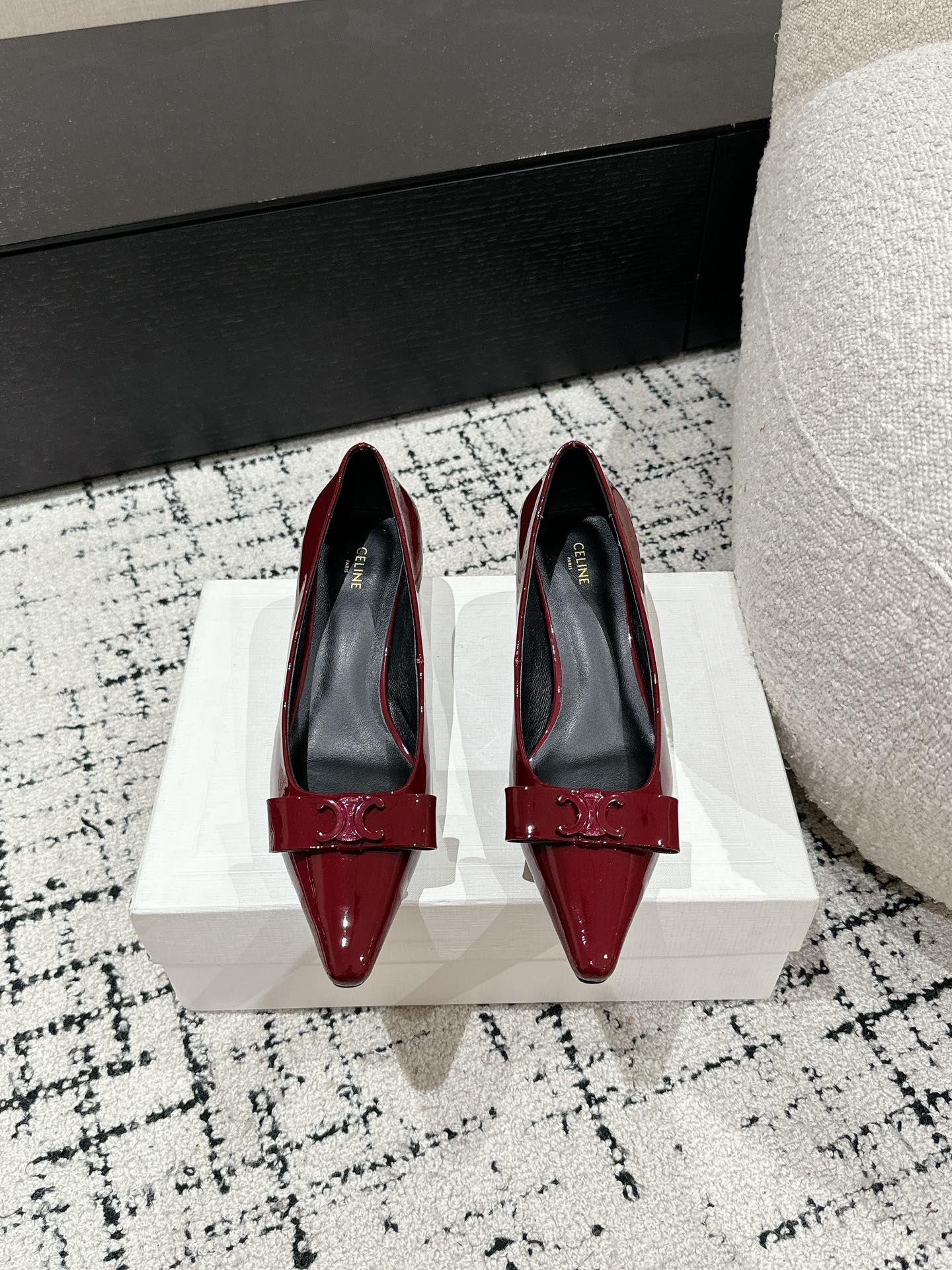 NO:446557,Celine24/New Arc de Triomphe pointed cat heel shoes, high-end and elegant, looking slim with your feet, super temperament~ The 5cm kitten heel is easy and stress-free, and it is not picky at all! The upper is beaded cowhide, inner sheepskin, original imported leather sole, size 35-39 (40 customized, no return or exchange), single shoes, celine, cowhide, sheepskin, Leather soles19860909Celine24/新款凯旋门尖头猫跟单鞋 高级优雅上脚显瘦得来,超有气质～ 5cm的小猫跟轻松无压力还一点都不挑人! 鞋面开边珠牛皮 内里羊皮 大底原版进口真皮大底 码数35-39（40订做不退换）,单鞋,celine,cowhide,sheepskin,Leather soles,Women's Shoes