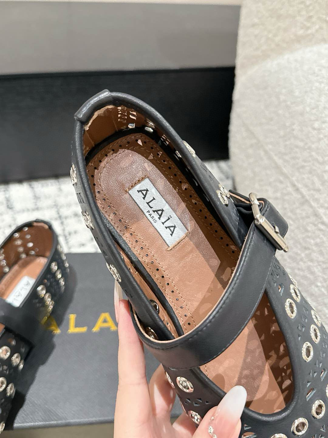 
ALAIA 阿莱亚 25/ 春夏 最新 冲孔钉钉单鞋

满满的少女风、既摩登又复古的味道！非常的简约大