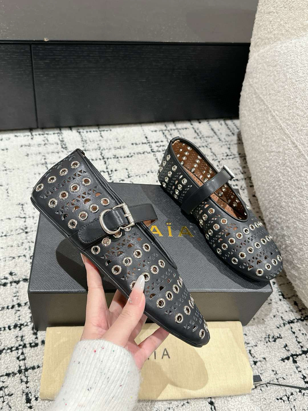 
ALAIA 阿莱亚 25/ 春夏 最新 冲孔钉钉单鞋

满满的少女风、既摩登又复古的味道！非常的简约大