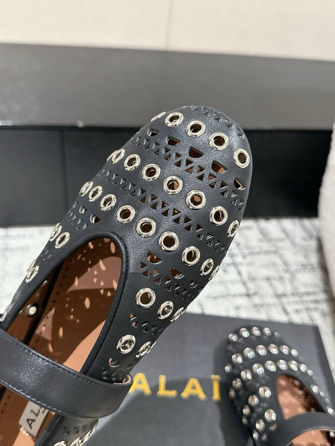
ALAIA 阿莱亚 25/ 春夏 最新 冲孔钉钉单鞋

满满的少女风、既摩登又复古的味道！非常的简约大