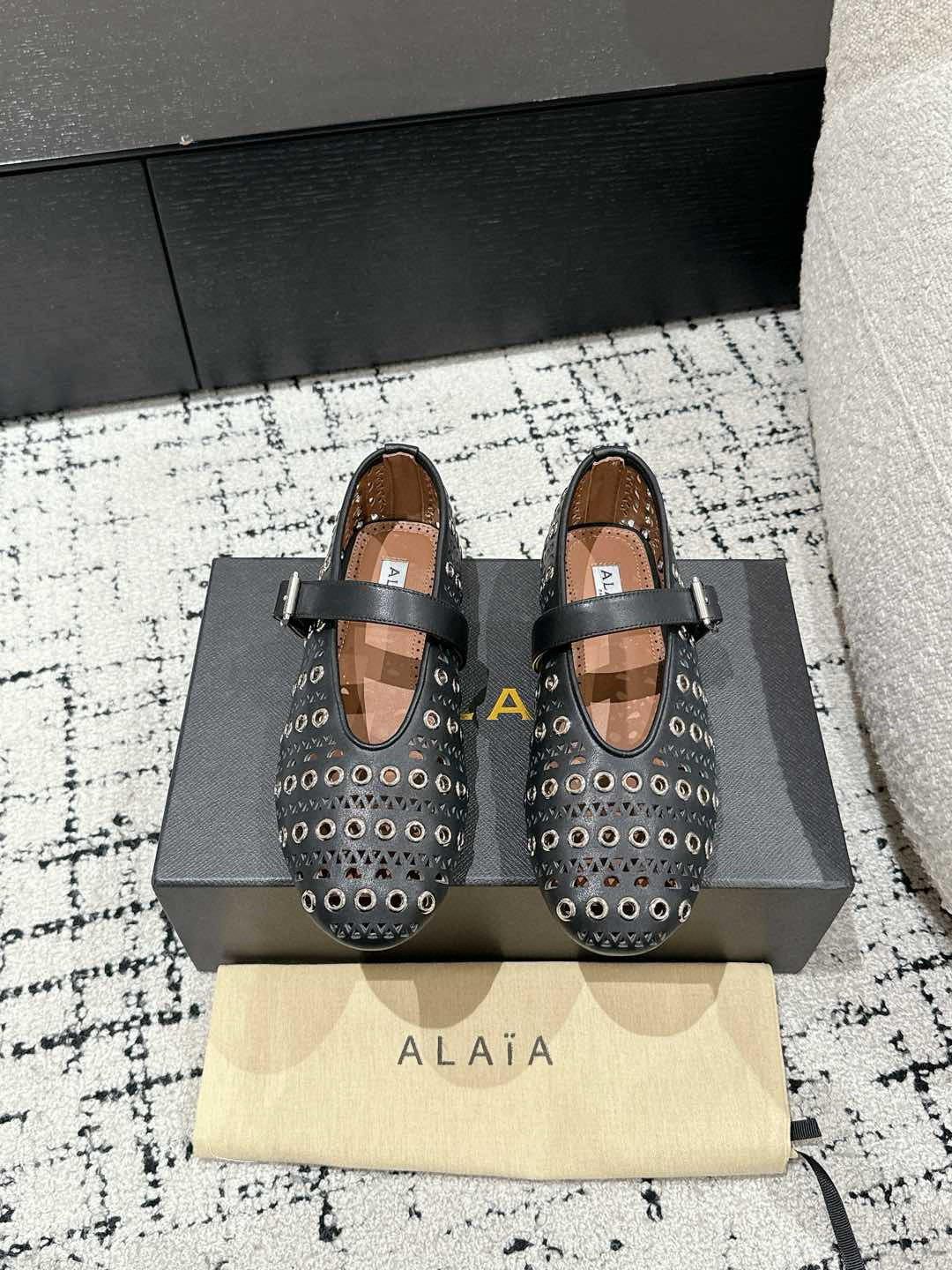 
ALAIA 阿莱亚 25/ 春夏 最新 冲孔钉钉单鞋

满满的少女风、既摩登又复古的味道！非常的简约大