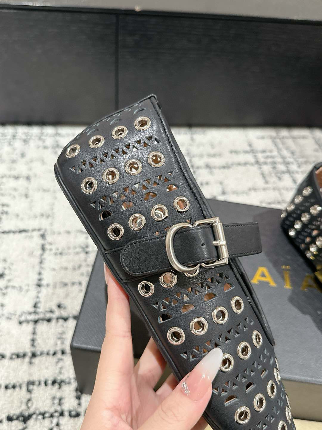 
ALAIA 阿莱亚 25/ 春夏 最新 冲孔钉钉单鞋

满满的少女风、既摩登又复古的味道！非常的简约大