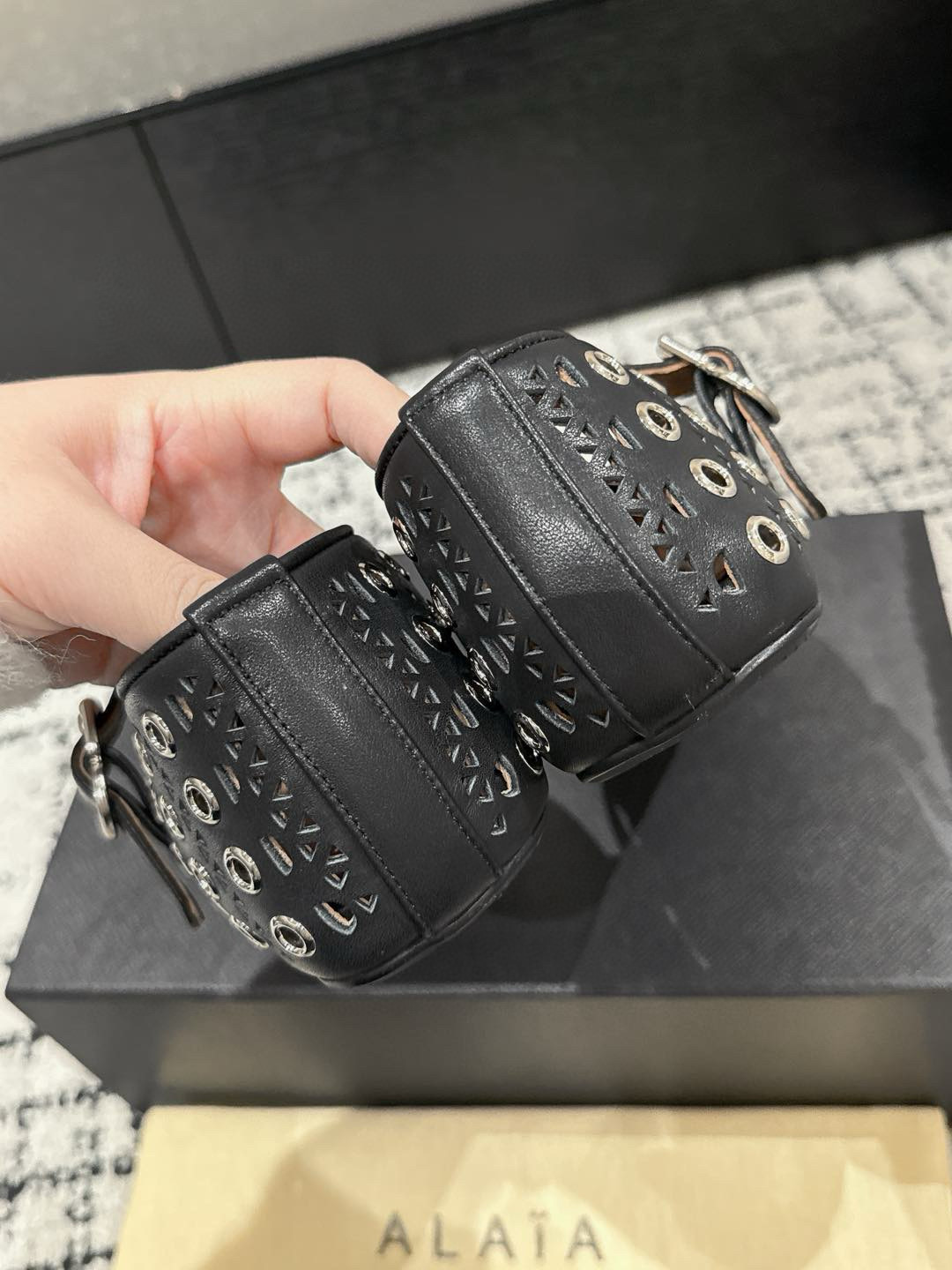 
ALAIA 阿莱亚 25/ 春夏 最新 冲孔钉钉单鞋

满满的少女风、既摩登又复古的味道！非常的简约大