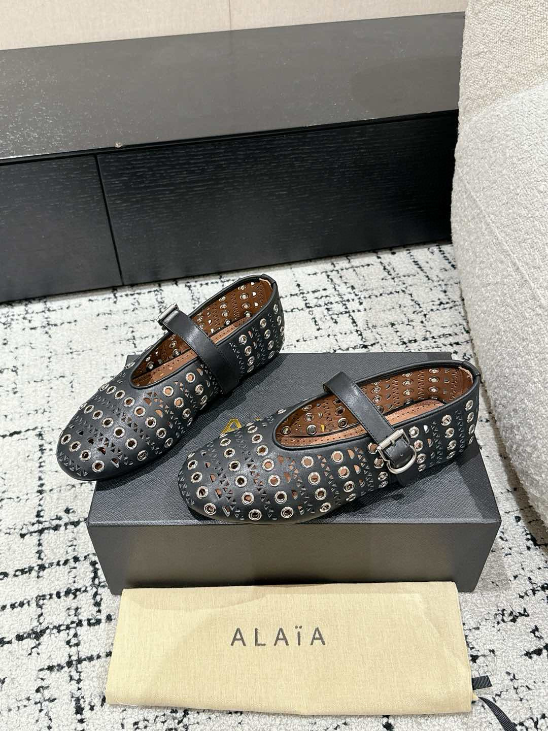 
ALAIA 阿莱亚 25/ 春夏 最新 冲孔钉钉单鞋

满满的少女风、既摩登又复古的味道！非常的简约大
