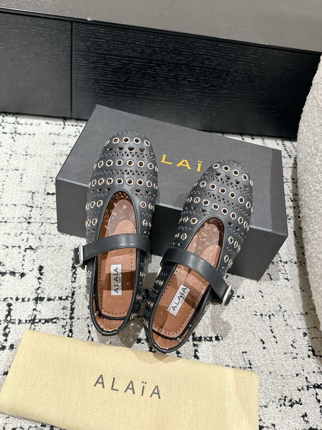 
ALAIA 阿莱亚 25/ 春夏 最新 冲孔钉钉单鞋

满满的少女风、既摩登又复古的味道！非常的简约大