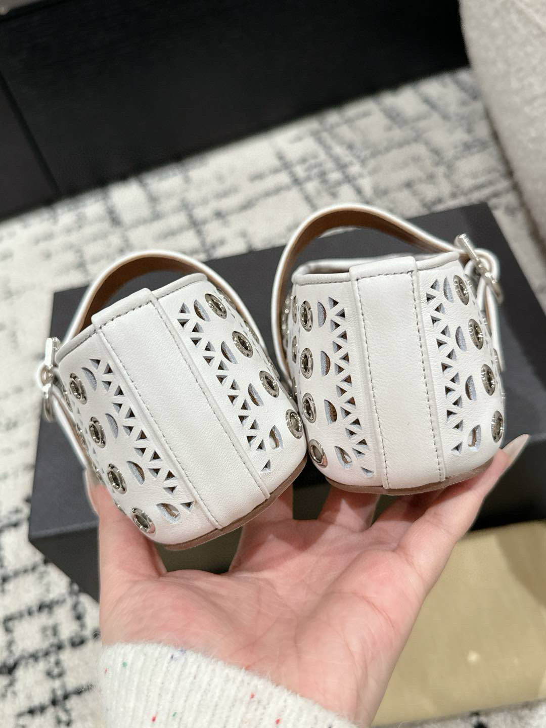 ALAIA 阿莱亚 25/ 春夏 最新 冲孔钉钉单鞋
满满的少女风、既摩登又复古的味道!非常的简约大