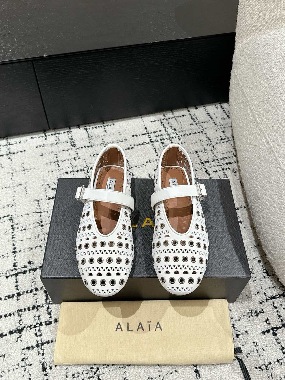 ALAIA 阿莱亚 25/ 春夏 最新 冲孔钉钉单鞋
满满的少女风、既摩登又复古的味道!非常的简约大