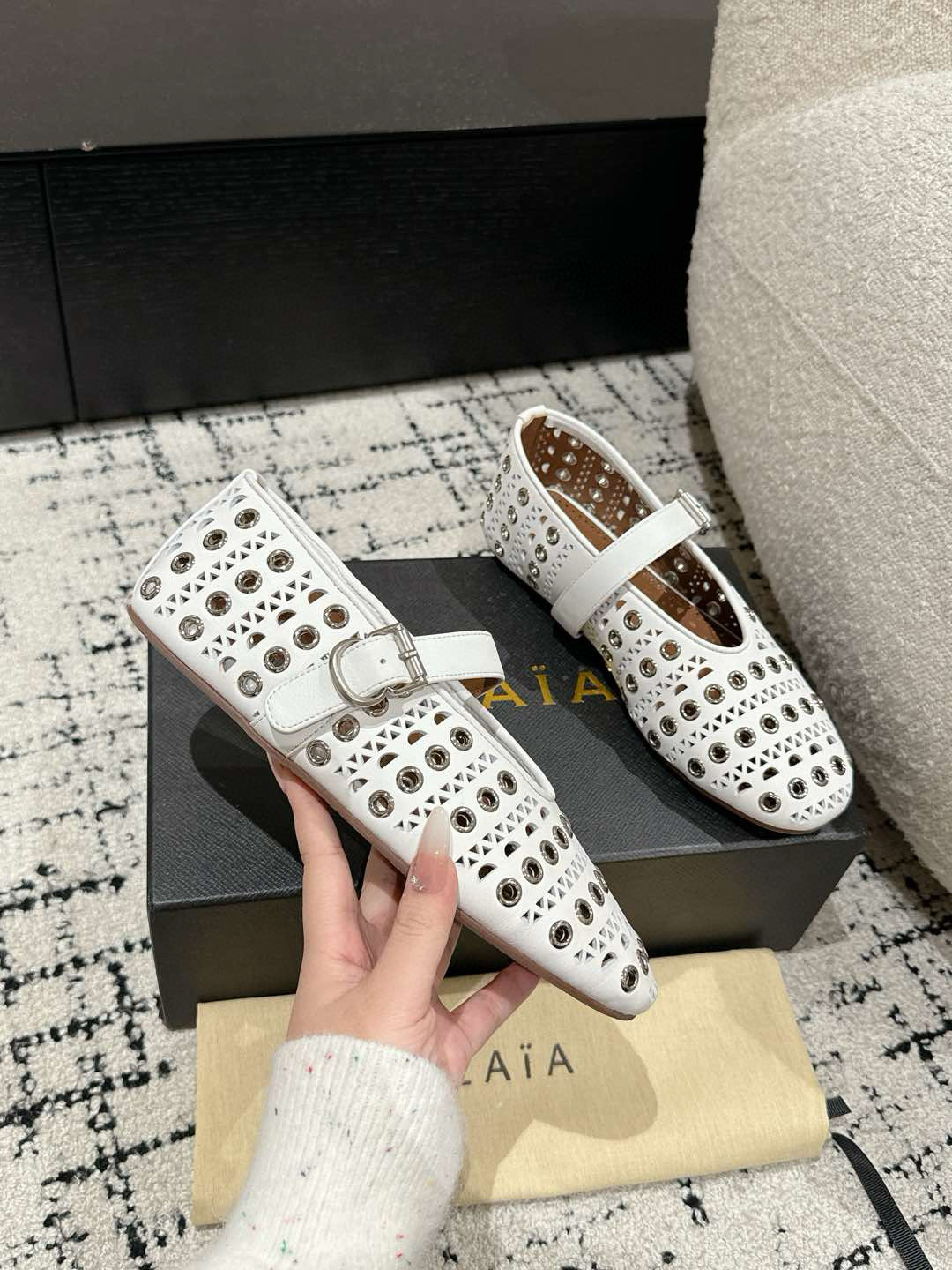 ALAIA 阿莱亚 25/ 春夏 最新 冲孔钉钉单鞋
满满的少女风、既摩登又复古的味道!非常的简约大