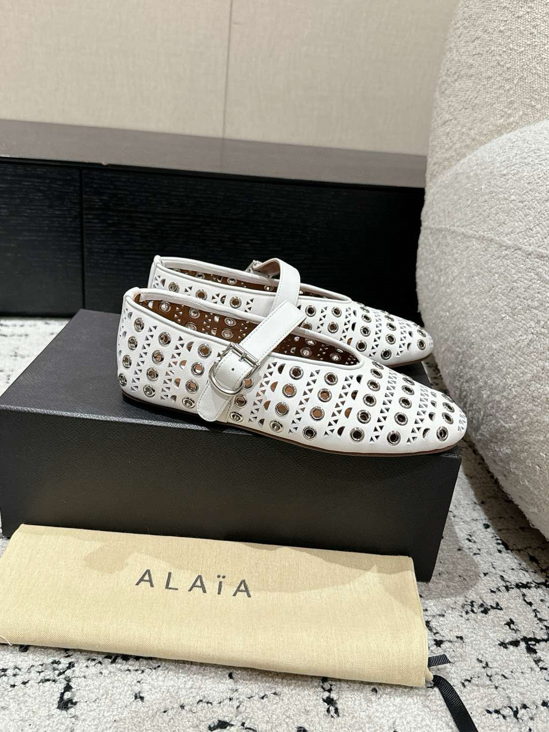 ALAIA 阿莱亚 25/ 春夏 最新 冲孔钉钉单鞋
满满的少女风、既摩登又复古的味道!非常的简约大