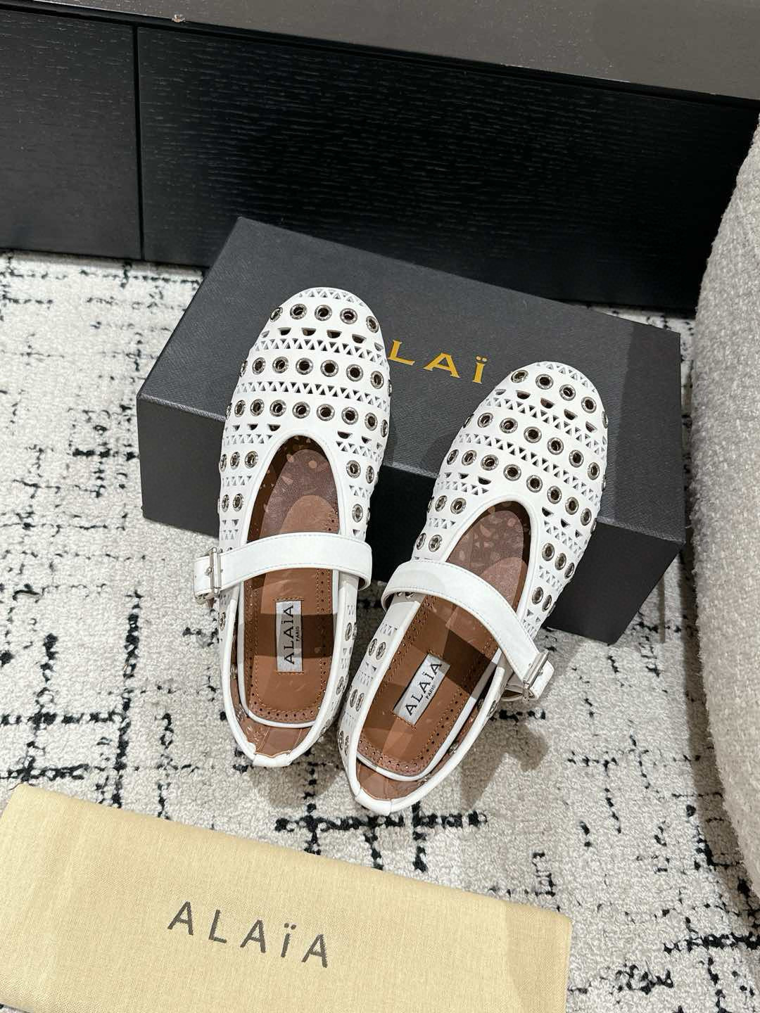 ALAIA 阿莱亚 25/ 春夏 最新 冲孔钉钉单鞋
满满的少女风、既摩登又复古的味道!非常的简约大