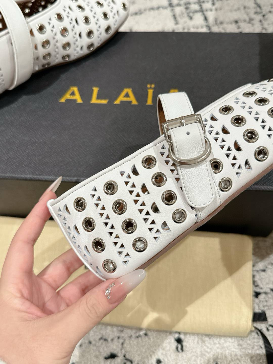 ALAIA 阿莱亚 25/ 春夏 最新 冲孔钉钉单鞋
满满的少女风、既摩登又复古的味道!非常的简约大
