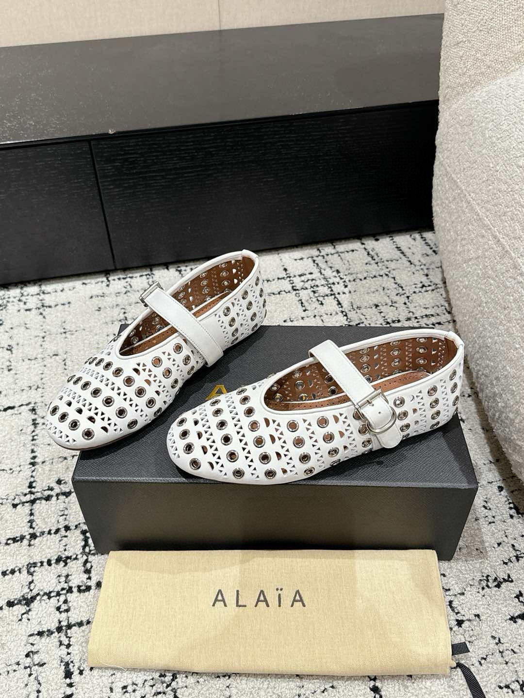 ALAIA 阿莱亚 25/ 春夏 最新 冲孔钉钉单鞋
满满的少女风、既摩登又复古的味道!非常的简约大