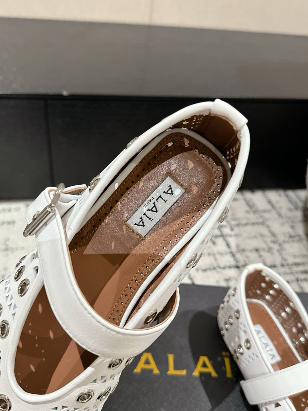 ALAIA 阿莱亚 25/ 春夏 最新 冲孔钉钉单鞋
满满的少女风、既摩登又复古的味道!非常的简约大
