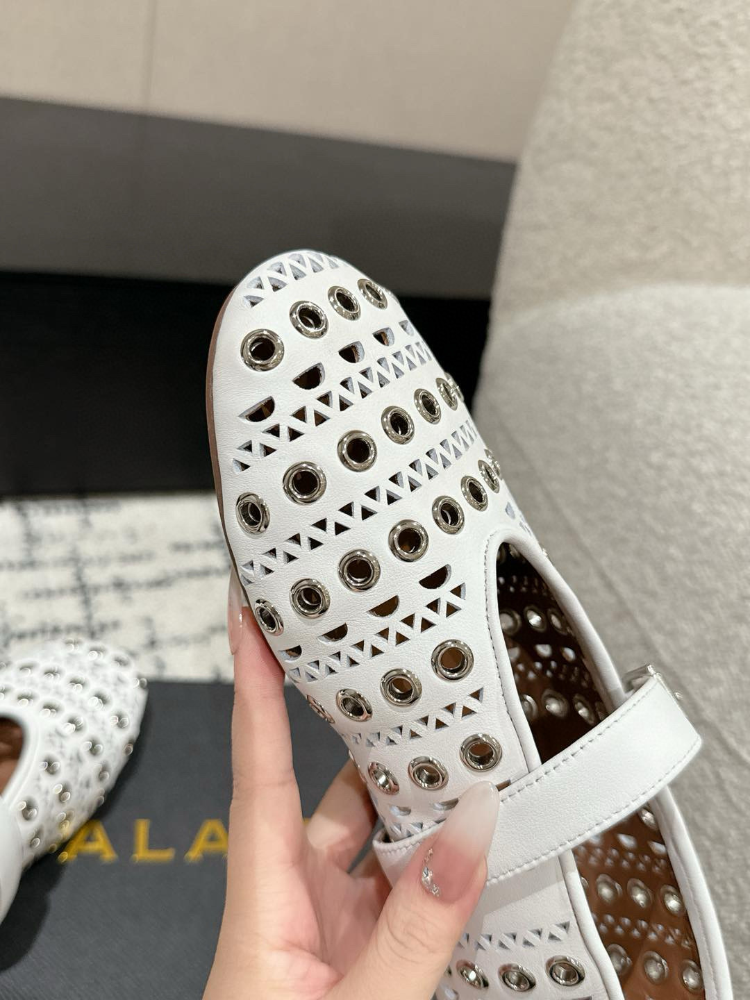 ALAIA 阿莱亚 25/ 春夏 最新 冲孔钉钉单鞋
满满的少女风、既摩登又复古的味道!非常的简约大
