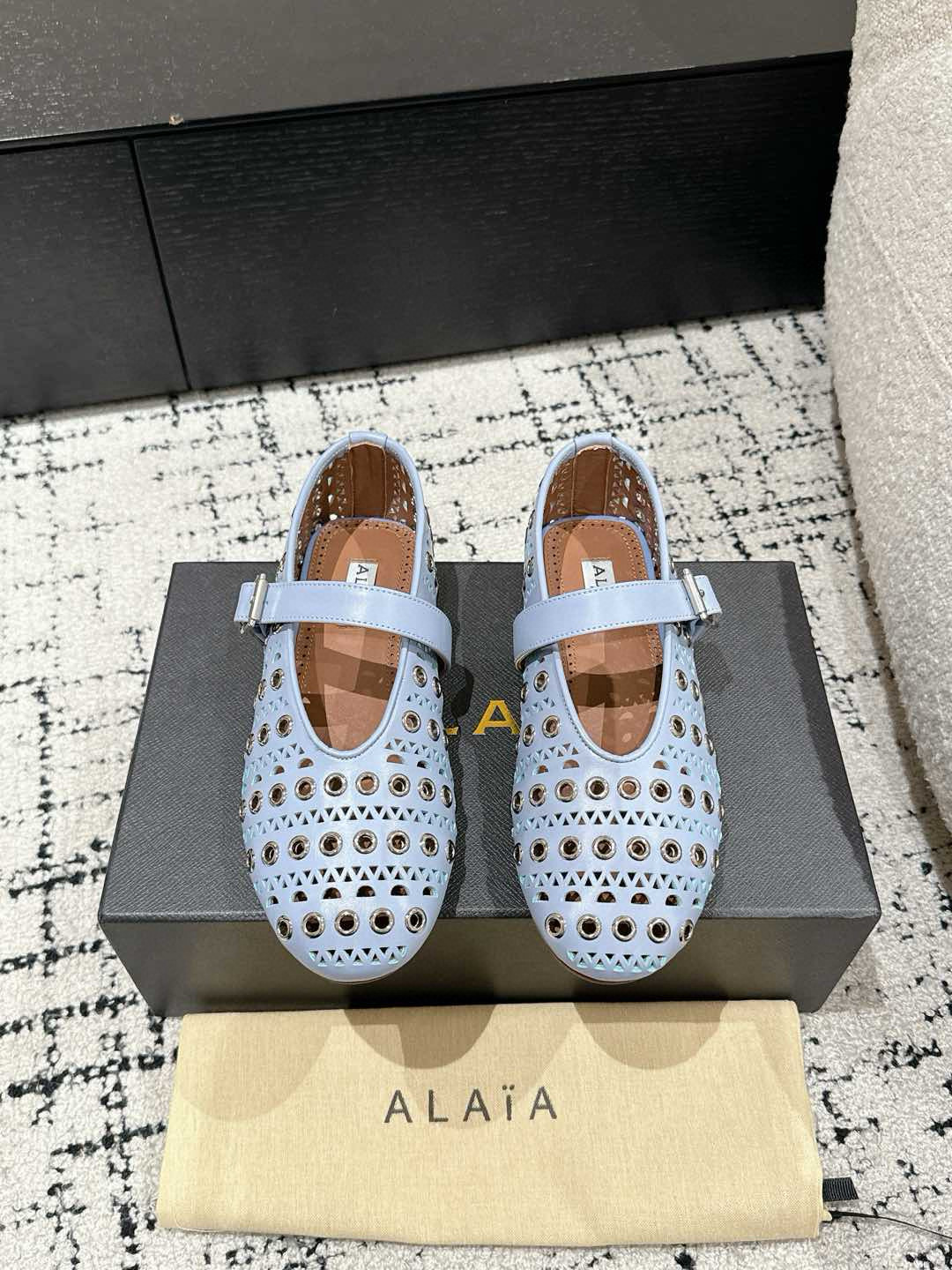 
ALAIA 阿莱亚 春夏 最新 冲孔钉钉单鞋

满满的少女风、既摩登又复古的味道！非常的简约大气 不管