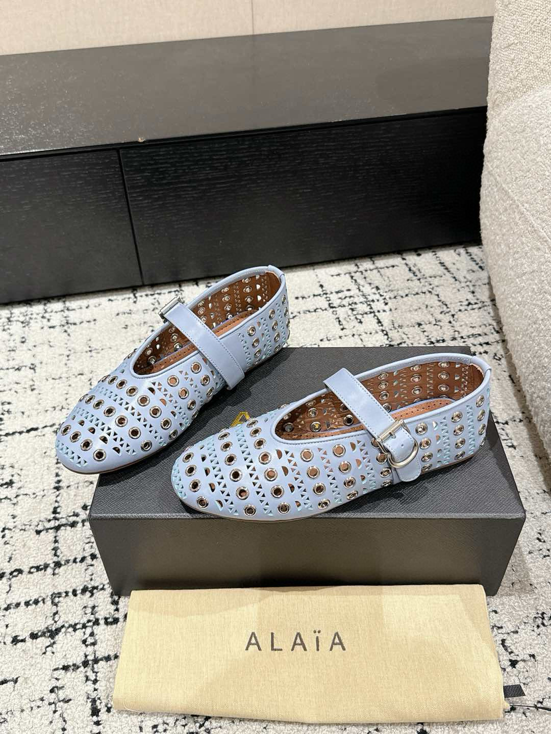 
ALAIA 阿莱亚 春夏 最新 冲孔钉钉单鞋

满满的少女风、既摩登又复古的味道！非常的简约大气 不管